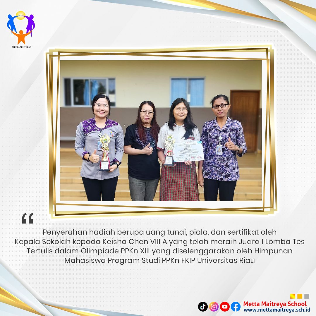 Penyerahan hadiah oleh Kepala Sekolah dalam Olimpiade PPKn XIII | SMP METTA MAITREYA